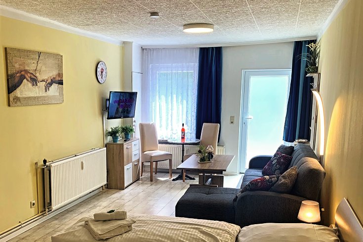 Wohnzimmer mit Zugang zur Terrasse in der Fewo Heringsdorf